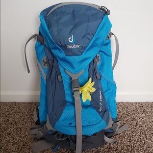 Deuter daypack hiking/travel w/water sleeve